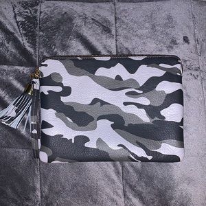 Gray camouflage wrist bag